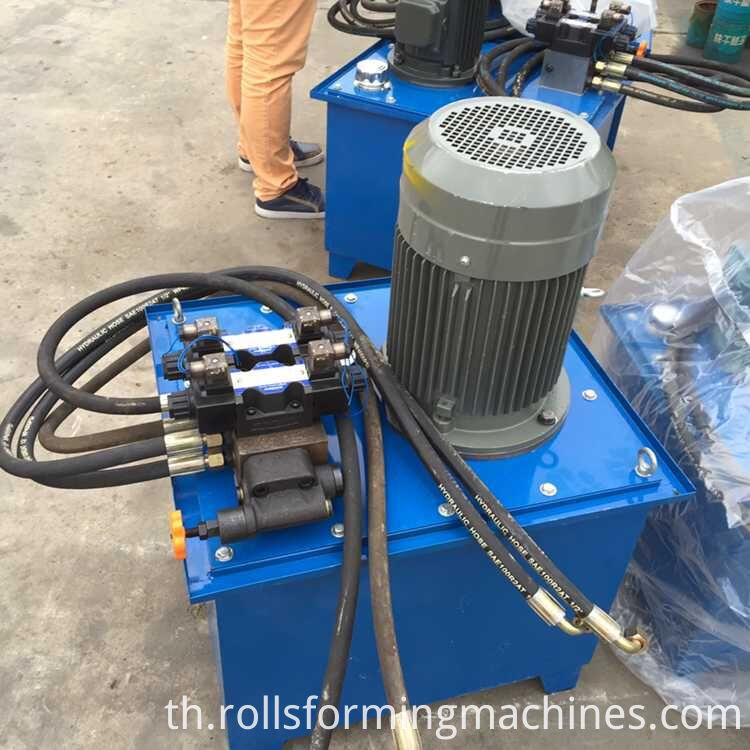 แผงหลังคาเหล็กไฮดรอลิคขึ้นรูปเป็นชิ้นเดียวกับท่อน้ำมัน Hydraulic Steel Roof Panel Forming Mahcine With Oil Pumb
